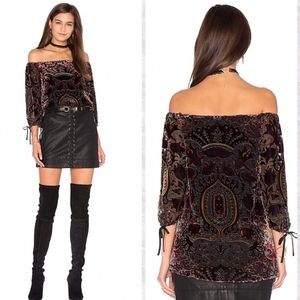 Alice + Olivia Alecia Off Shoulder Velvet Top SP
